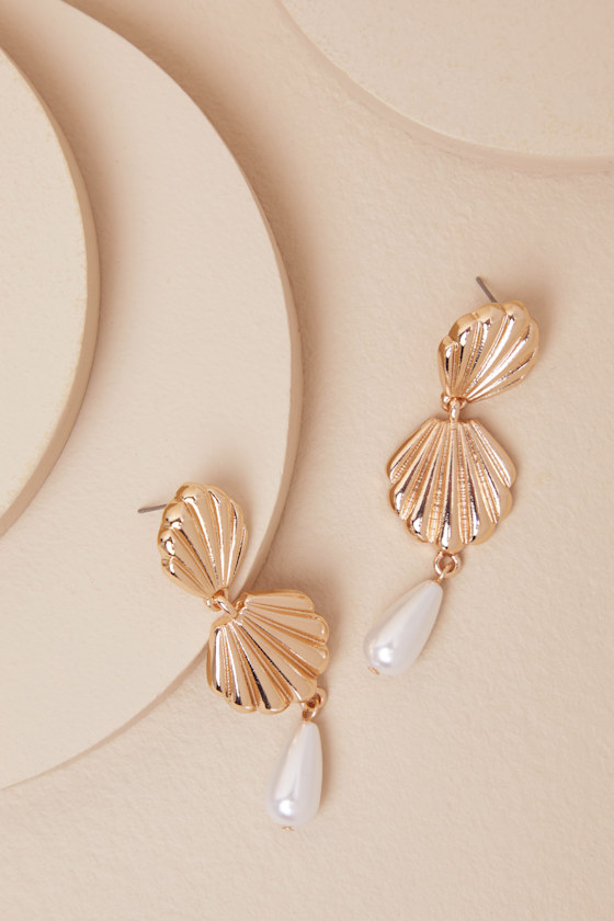 LULUS NORI GOLD SEASHELL PEARL DROP EARRINGS
