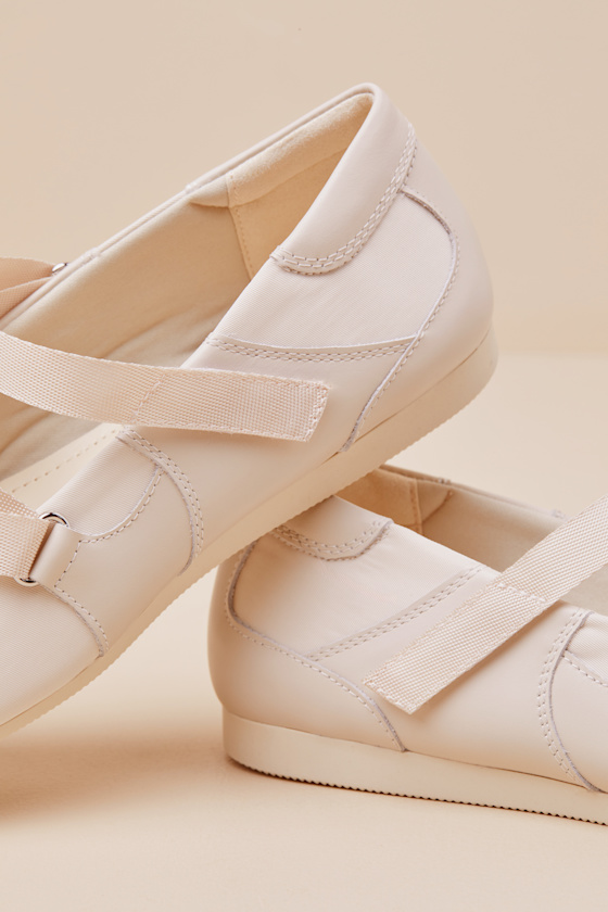 Vagabond Shoemakers Hillary Off White Leather Strappy Flats In White
