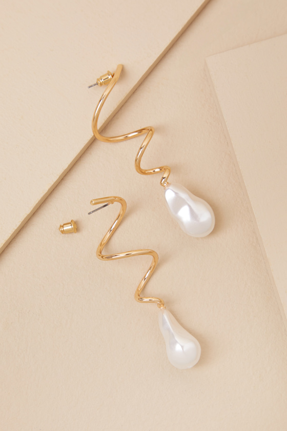 LULUS TENLEY GOLD PEARL SPIRAL DROP EARRINGS