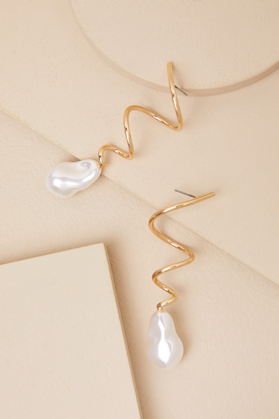 LULUS TENLEY GOLD PEARL SPIRAL DROP EARRINGS