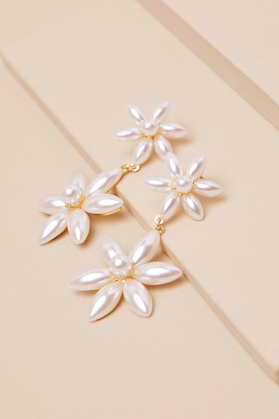 Chloris White Pearl Flower Drop Earrings 1
