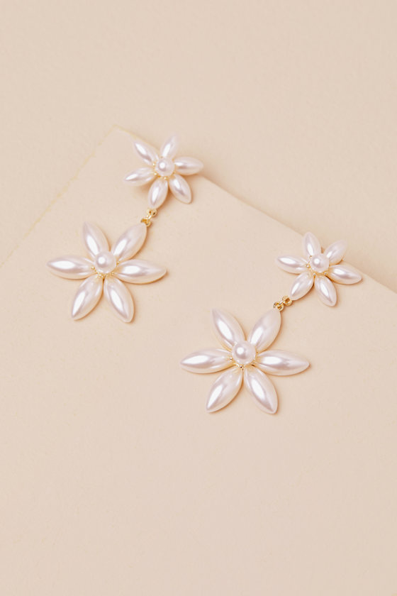 LULUS CHLORIS WHITE PEARL FLOWER DROP EARRINGS