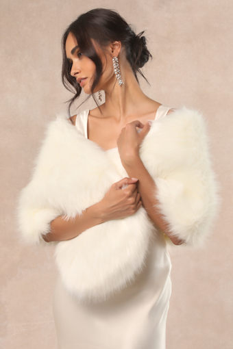 Demure and Dreamy Ivory Faux Fur Stole 1