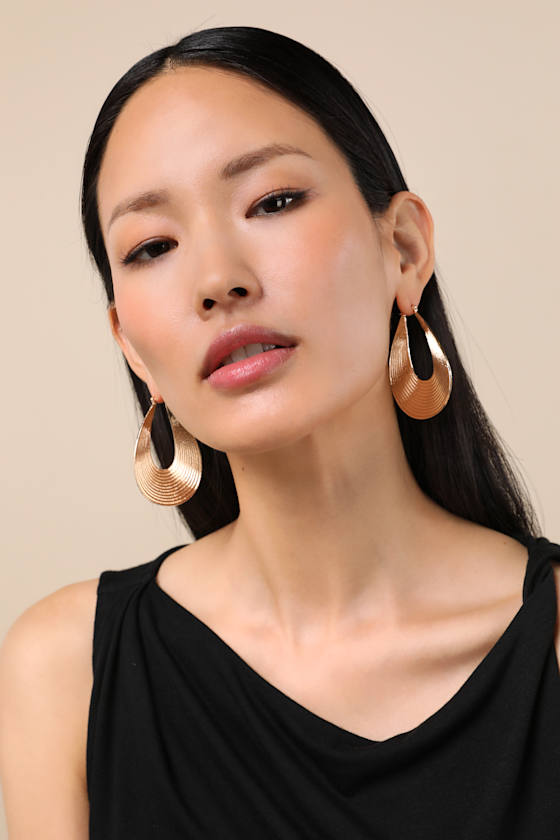 Shop Lulus Demetria Gold Textured Geometric Hoop Earrings