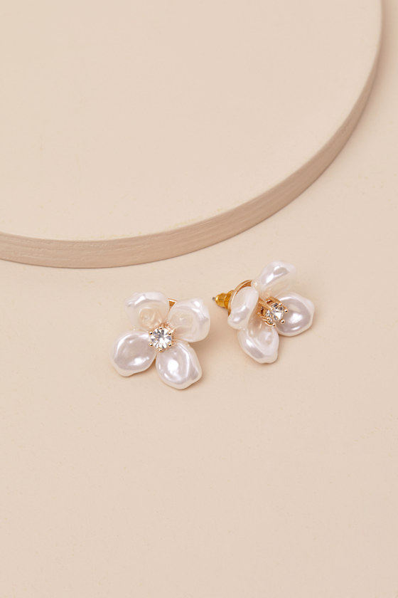 Lulus Irmina White Pearl Flower Stud Earrings