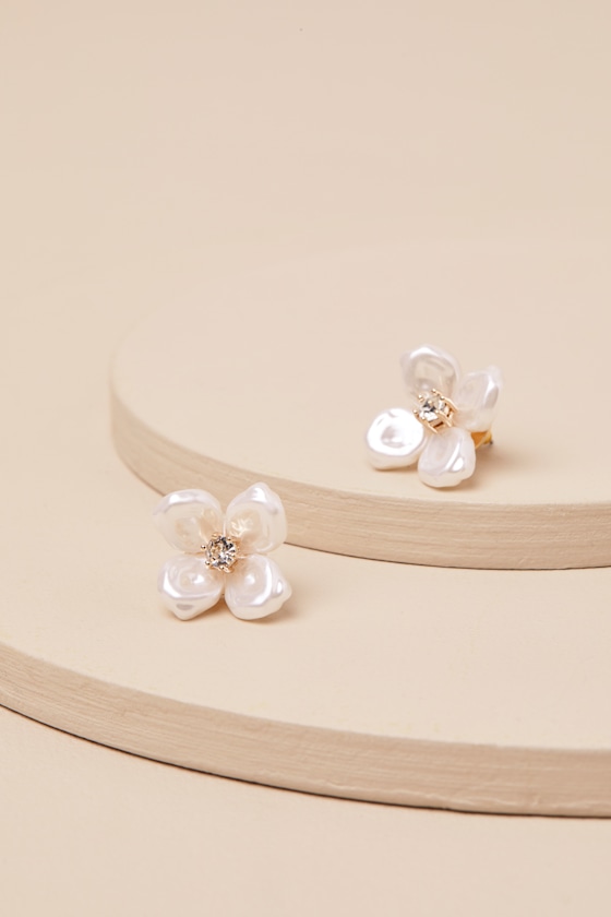Lulus Irmina White Pearl Flower Stud Earrings