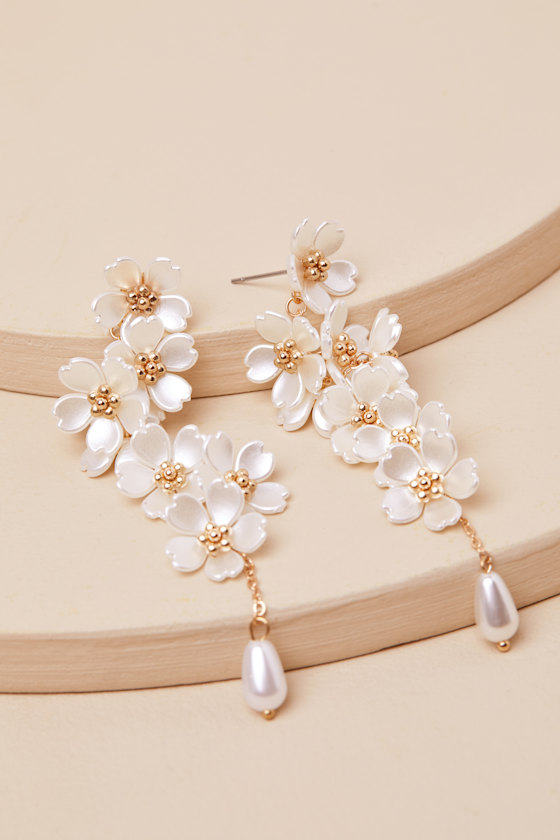 LULUS ANGELISA WHITE AND GOLD FLOWER STATEMENT EARRINGS 