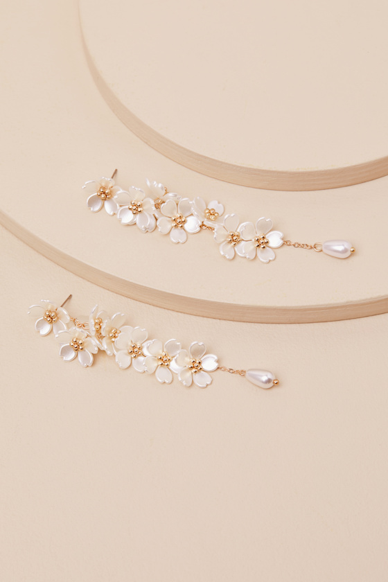 LULUS ANGELISA WHITE AND GOLD FLOWER STATEMENT EARRINGS 