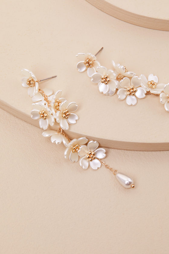 LULUS ANGELISA WHITE AND GOLD FLOWER STATEMENT EARRINGS 