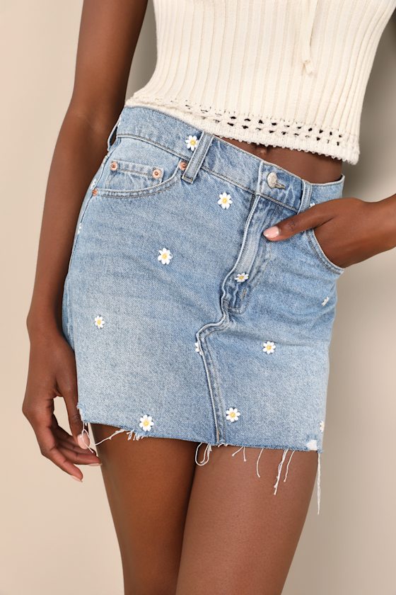 DAZE DENIM MALIBU LIGHT WASH EMBROIDERED DENIM MINI SKIRT