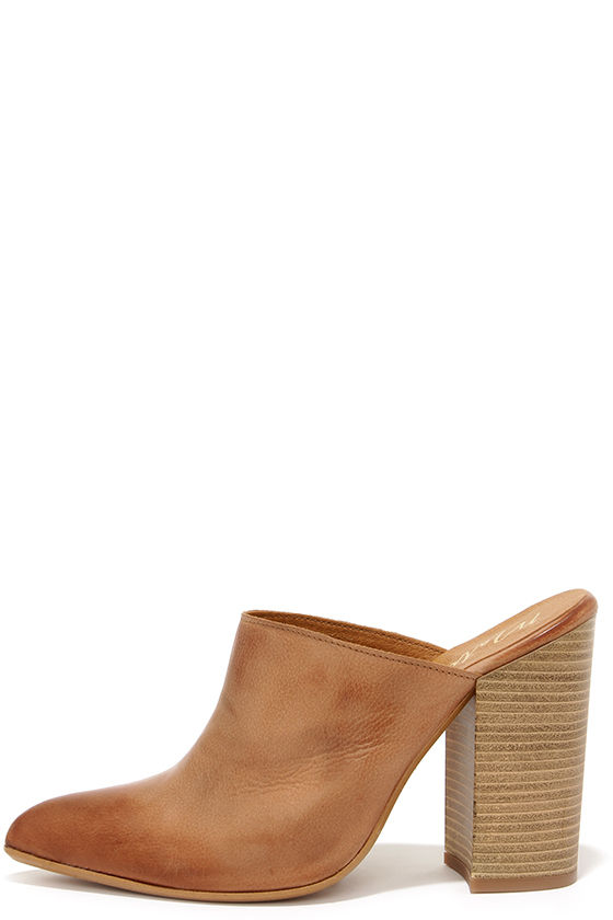 pointed toe leather mules