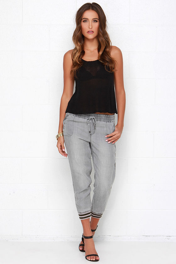 grey jogger pants outfit