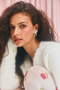 Glowing Vibe White Pearl Bow Earrings 4