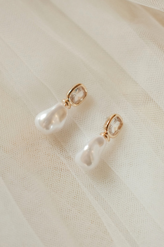 Spectacular Stance Gold Rhinestone Pearl Earrings 1