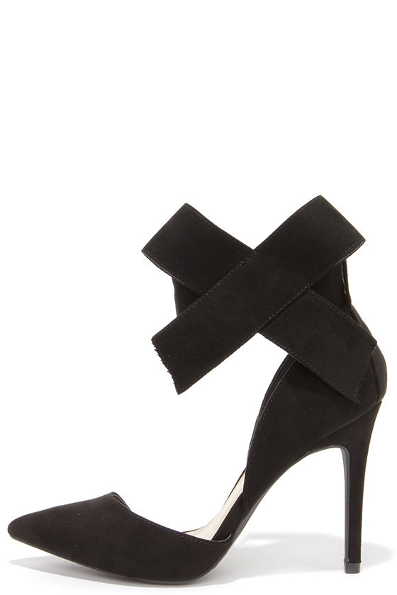 black pumps with bow in front