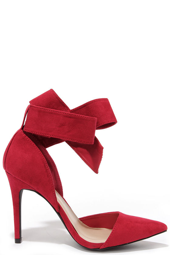 red pumps bow