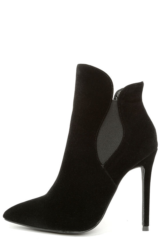 Queen Status Pointed Toe Heeled Booties (Black Matte)