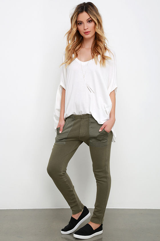 green jogger pants outfit