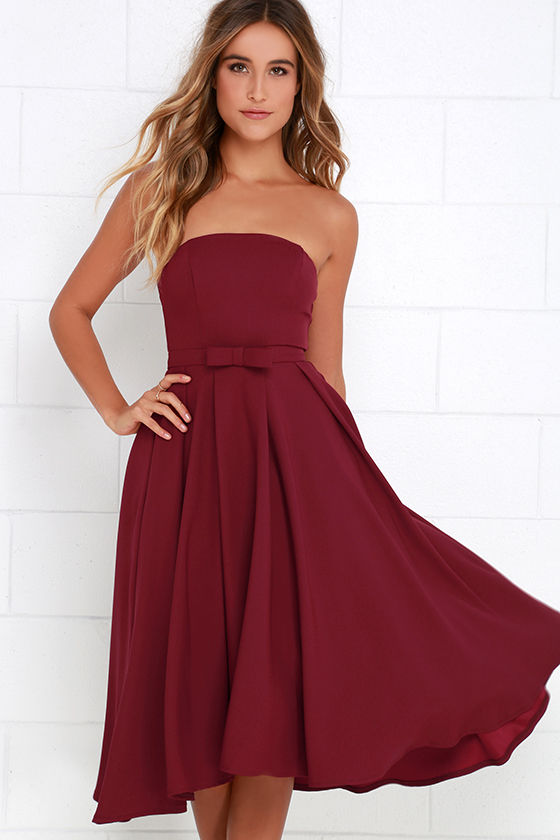 PLEATED STRAPLESS MIDI DRESS IN WINE RED