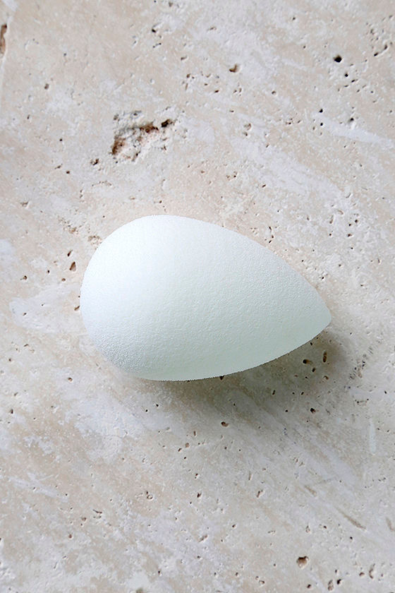 Beautyblender Pure White Makeup Sponge 20.00 Lulus