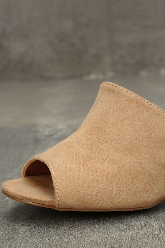 nude pointed mule