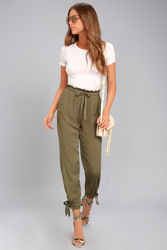 15 High Waisted Tie Pants That Are Flattering For Every Body Type #HightWaistedJeans #HighWaistedTiePants #PaperBagPants #PaperBagPantsOutfit #HighWaistedPantsOutfit