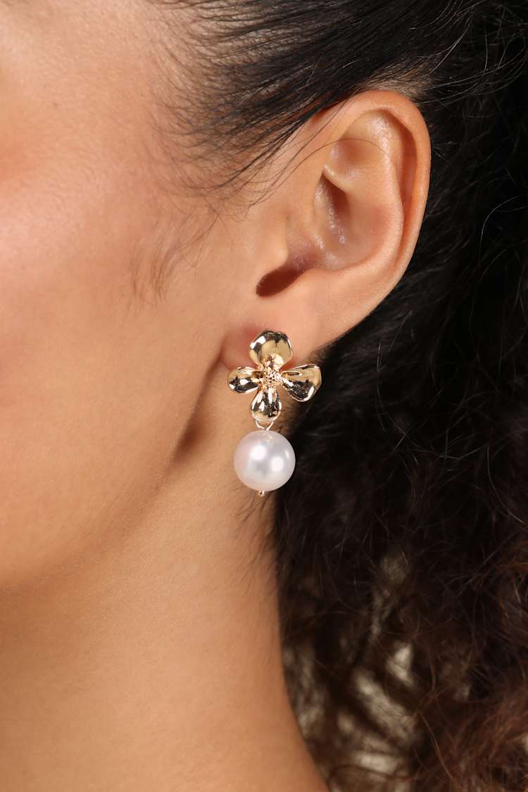 Yarelis Gold Flower Pearl Drop Earrings