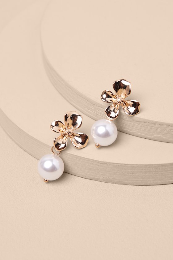 Yarelis Gold Flower Pearl Drop Earrings 2