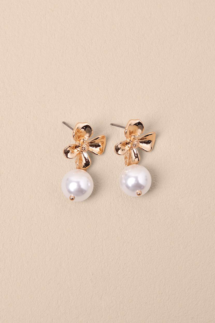Yarelis Gold Flower Pearl Drop Earrings
