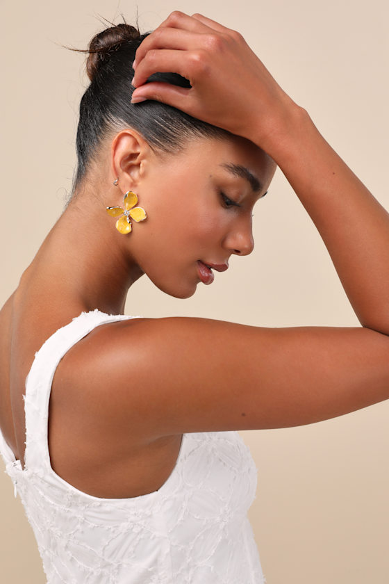 Jelsie Yellow Flower Statement Earrings - thumbnail 3
