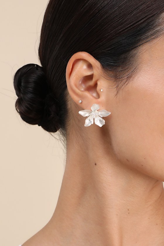 Maige White Flower Stud Earrings 1