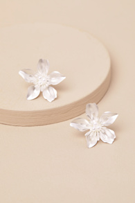 Maige White Flower Stud Earrings 2