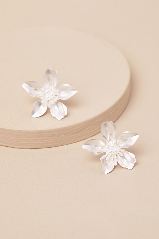 Maige White Flower Stud Earrings 2