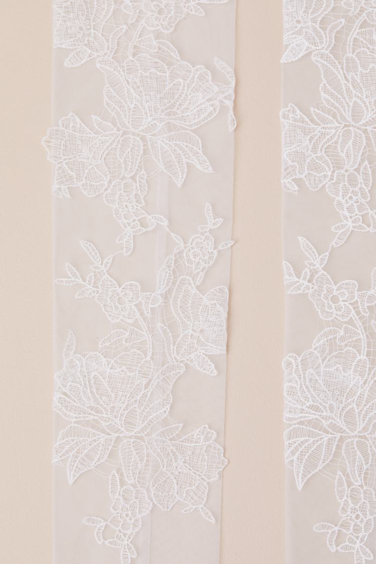 Lisele White Mesh Floral Applique Fingerless Gloves