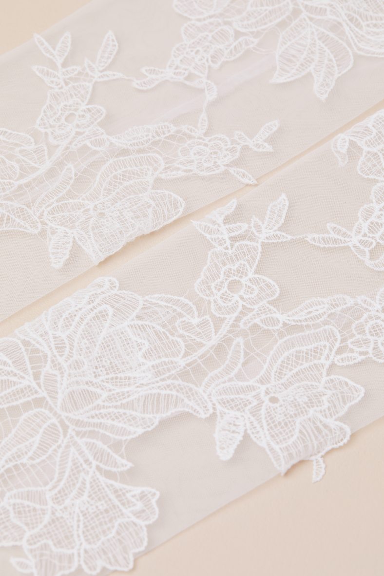 Lisele White Mesh Floral Applique Fingerless Gloves