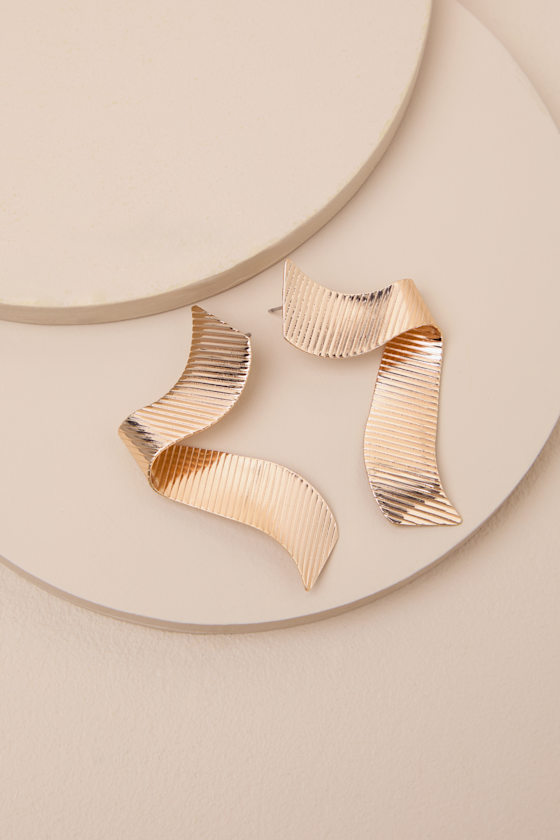 Morlove Gold Ribbed Twisted Earrings 2