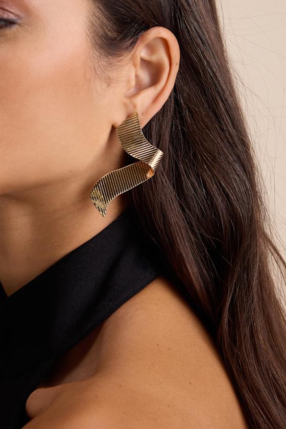 Morlove Gold Ribbed Twisted Earrings 3