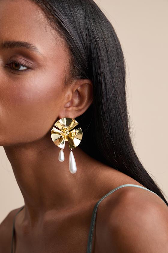 Ashtyn Gold Flower Pearl Statement Earrings 3