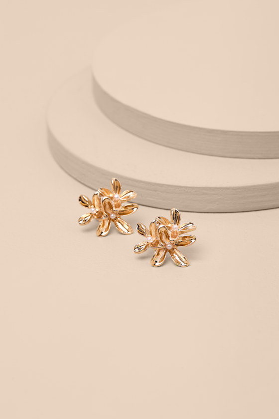 Kimmy Gold Flower Pearl Stud Earrings