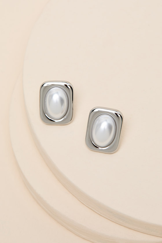 Mevelyn Silver Pearl Statement Earrings 2