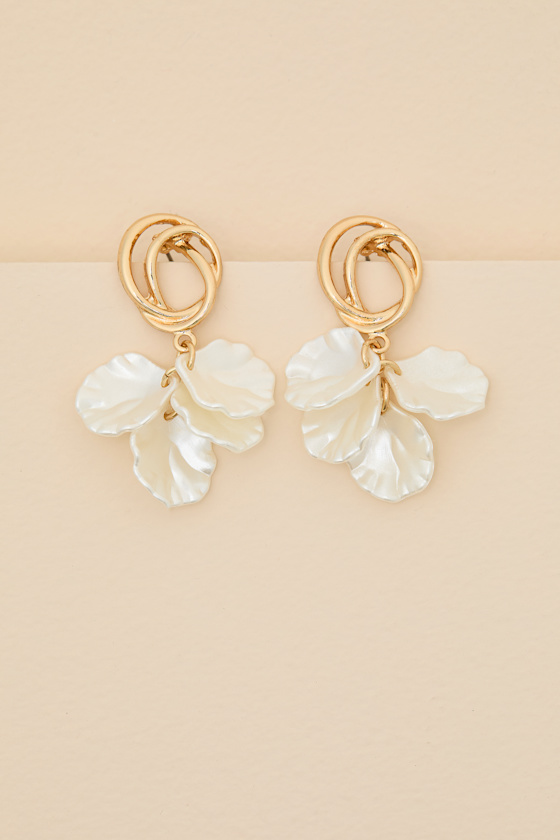 Montgomery White Shell Drop Earrings 5