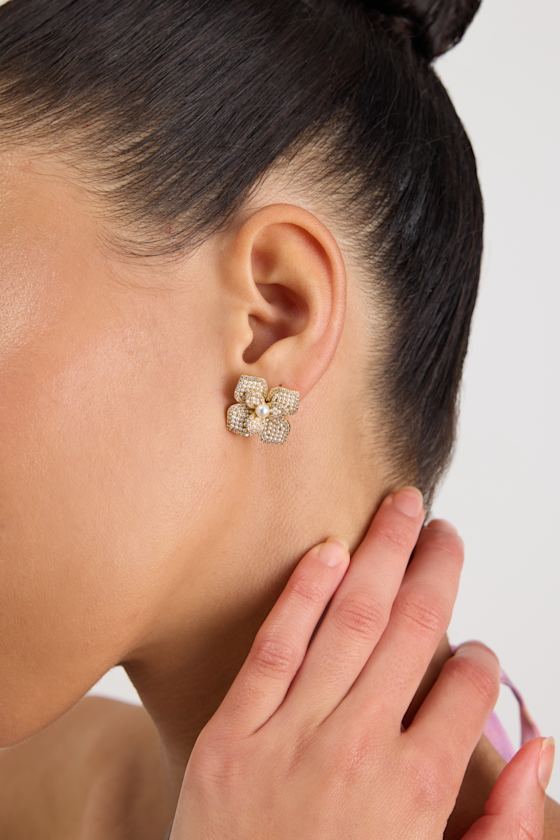 Moxie Gold Pearl Flower Stud Earrings 1
