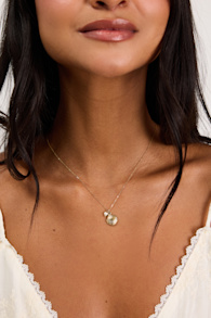 Quinlynn Gold Seashell Pendant Necklace 1