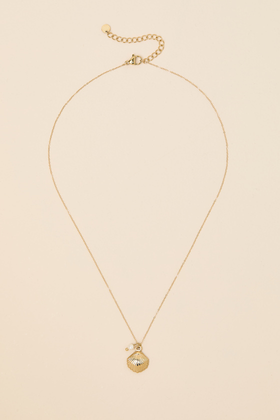 Quinlynn Gold Seashell Pendant Necklace 1