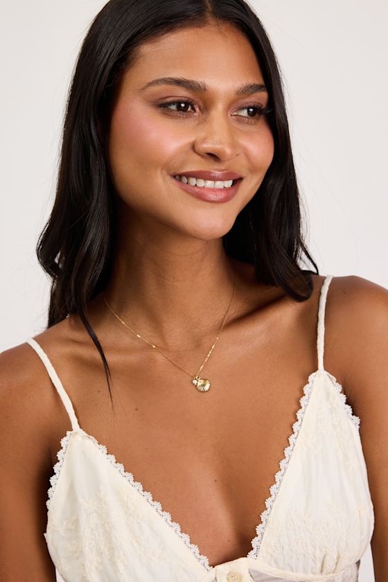 Quinlynn Gold Seashell Pendant Necklace - thumbnail 3