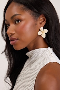 Riona White Flower Earrings 1