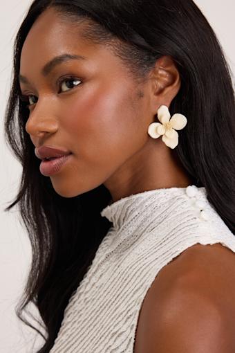 Riona White Flower Earrings 1