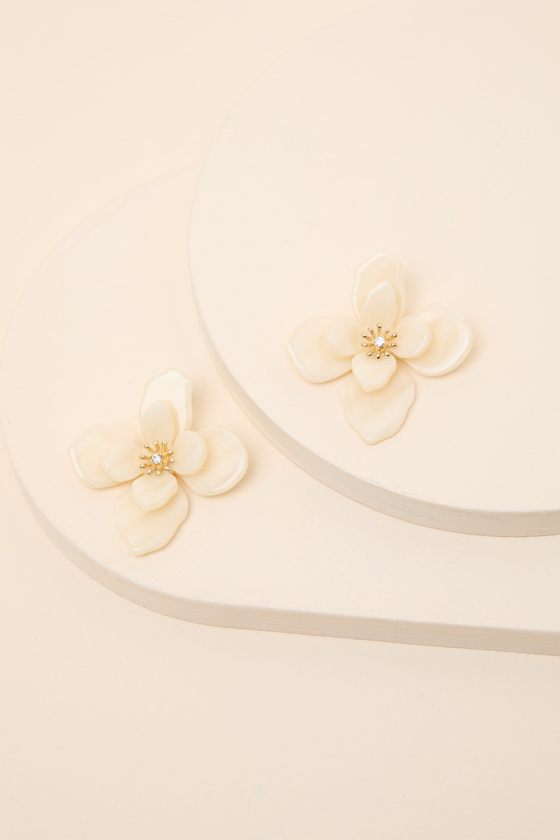Riona White Flower Earrings 2