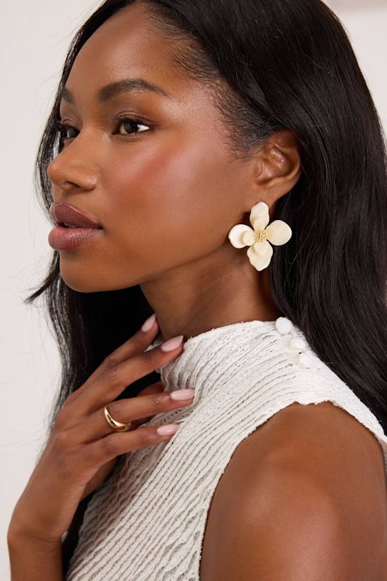Riona White Flower Earrings - thumbnail 4
