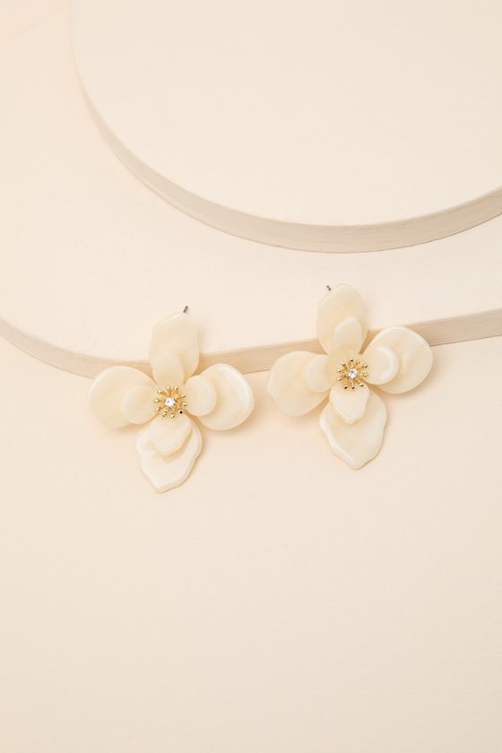 Riona White Flower Earrings - thumbnail 3